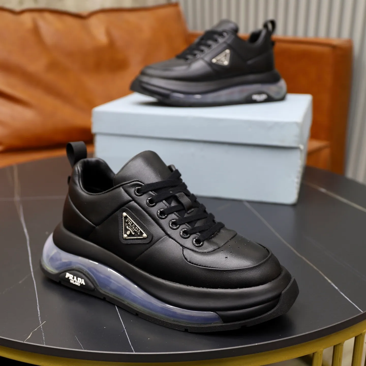 Ex-factory price: 640 💰Prada/Prada Men's casual delivery, using imported cowhide leather upper, Prada triangle logo, lambskin lining, original air cushion bottom, rubber sewing technology, rubber bottom layer, excellent shock absorption effect, comfortable on the feet! Size: 39-44 (45, 46 customized)